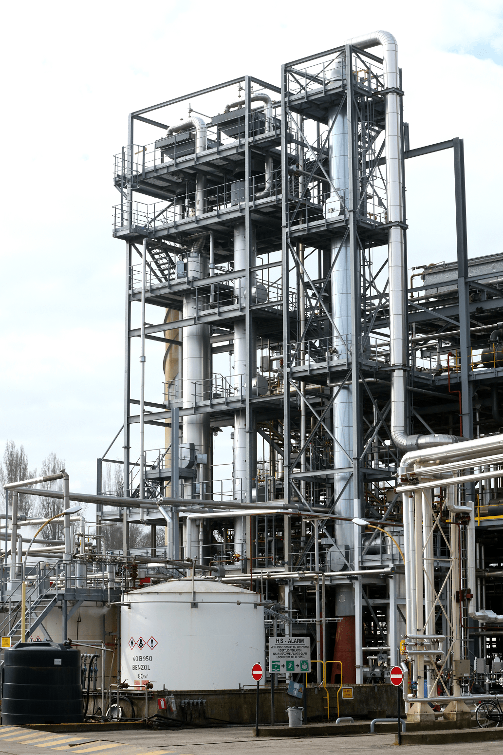 Destillatiekolommen, torens, scheiders in staal en roestvast staal tot een lengte van 40 meter.